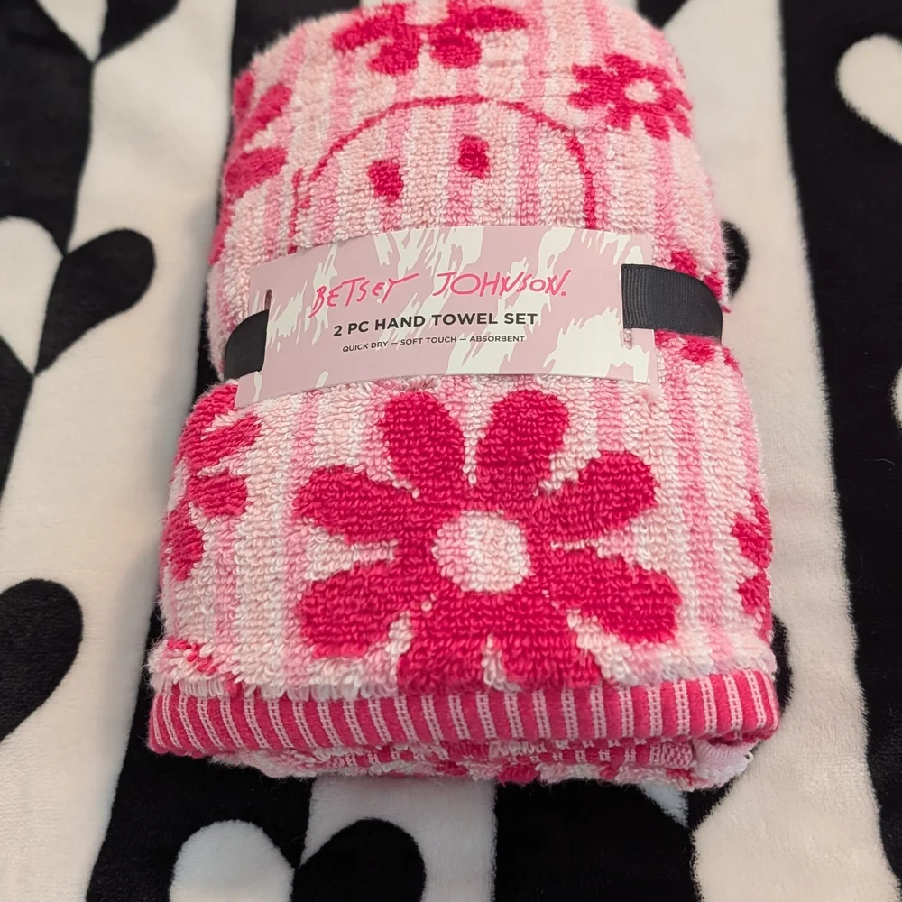 Betsey Johnson Pink Floral Happy Face Retro 70's Style Hand Towel Set